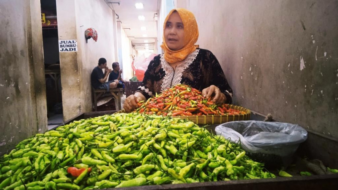 SEPI: Maisarah, penjual kebutuhan pokok di Pasar Induk Bondowoso sedang merapikan dagangannya.
