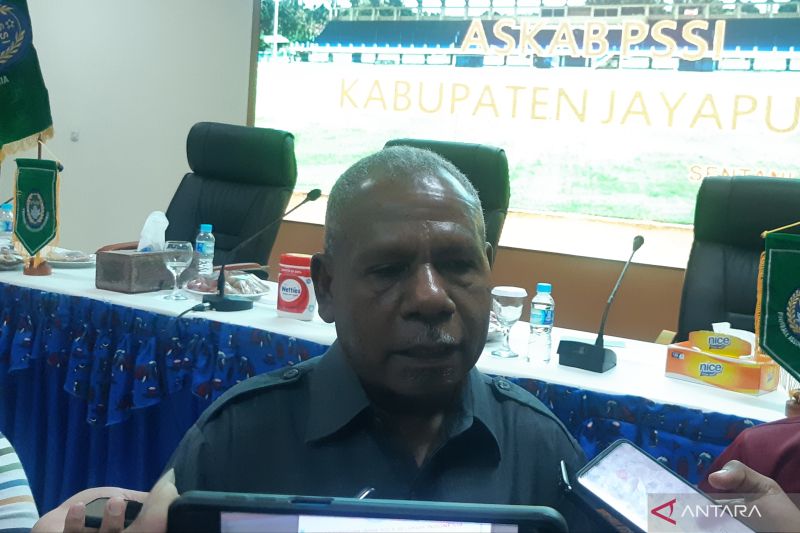 Caption Foto :  Ketua Askab PSSI Kabupaten Jayapura Mathius Awoitauw