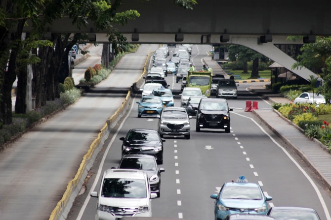 Caption: Kendaraan bermotor di Indonesia seperti kendaraan roda empat bakal dikenai pembatasan usia, sehingga kelak tidak ada lagi kendaraan berusia tua meluncur di jalanan.