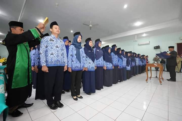 Caption:Puluhan orang Pegawai Negeri ( PNS) saat disumpah sebelum mereka menjalankan tugas.