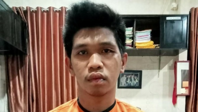 Caption: M.Iyan (21), Penjual es teh manis tega membunuh dua anak kecil ini, gara-gara menumpahkan es teh saat ia bawa.