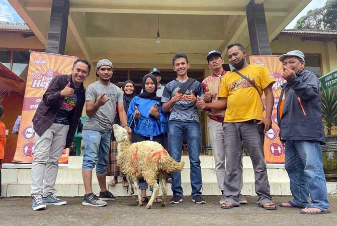 Caption: Anggota Heppiii community bersama warga menerima door prize kambing, saat karang taruna tersebut menggelar kegiatan Pasar Heppi.