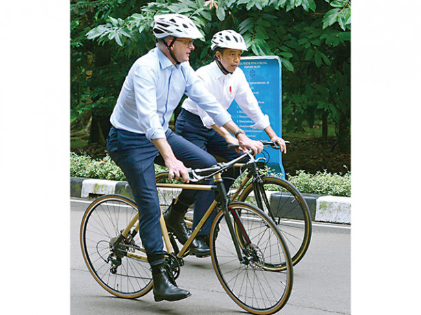 Caption: Jokowi (kanan) bersepeda bersama Anthony Albanese kemarin. (SETPRES)