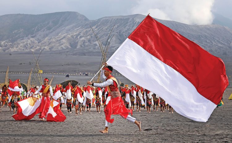 Caption: Puluhan bendera dibentangkan para penari Laboratorium Remo Surabaya di hari pertama Eksotika Bromo 2022, bahkan penonton dibuat kagum oleh berbagai sajian acara di kegiatan tersebut.