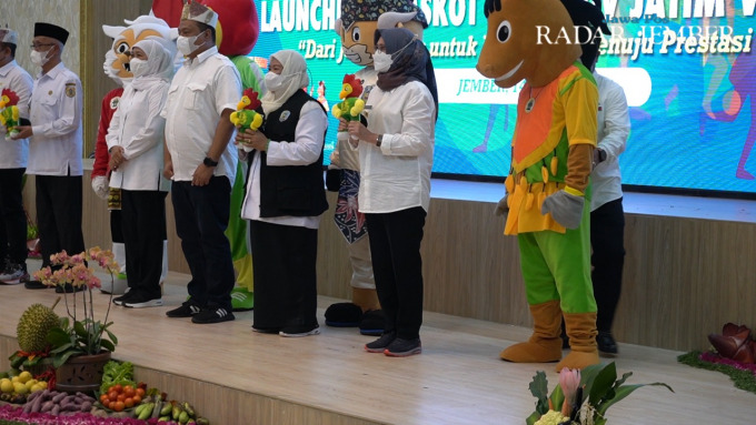 SEMARAK: Gubernur Jatim Khofifah Indar Paranwansa melaunching maskot Porprov Jatim VII di Pendapa Wahyawibawagraha Jember, Selasa (14/6).