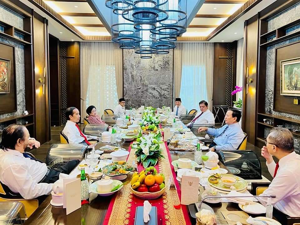 GUYUB: Presiden Joko Widodo ketika menjamu para ketua parpol di Presidential Lounge sebelum pelantikan menteri dan wakil menteri, Rabu (15/6).