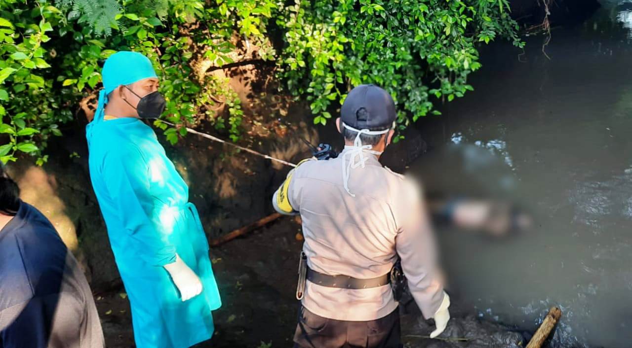 LOKASI PENEMUAN: Anggota Polsek Umbulsari bersama tim medis puskesmas mendatangi TKP penemuan mayat di Desa Sukoreno, kemarin.