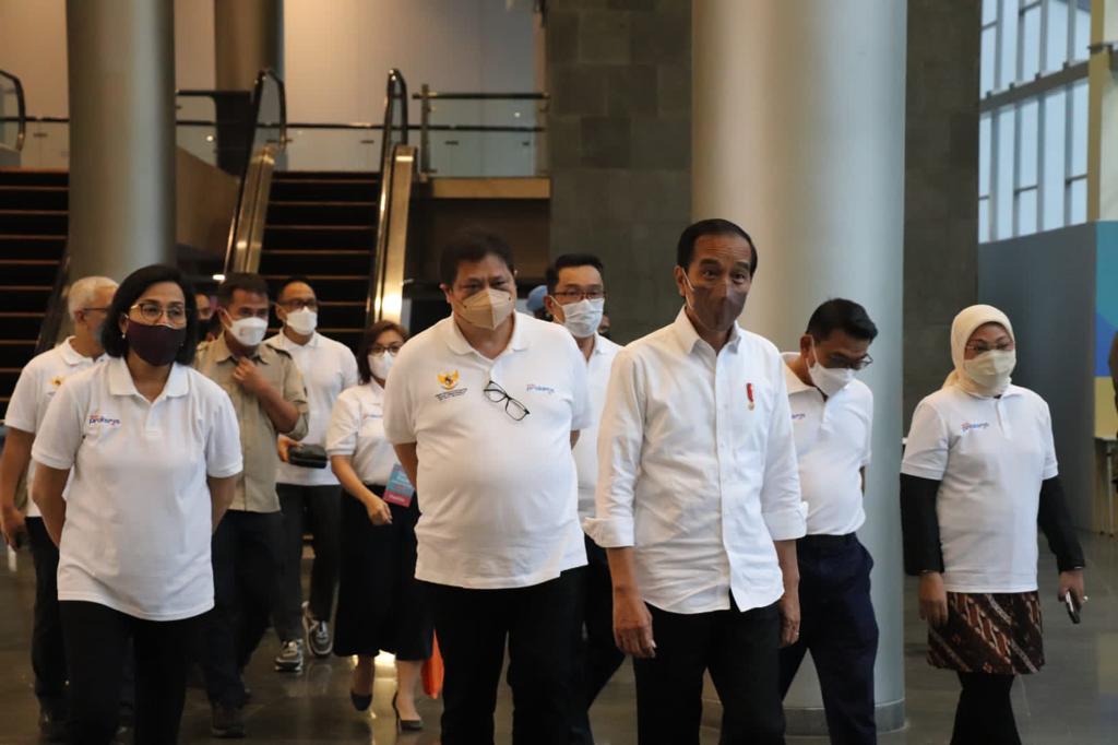 BERI APRESIASI: Presiden Joko Widodo seusai menghadiri acara Temu Raya Alumni Program Kartu Prakerja di Sentul International Convention Centre, Bogor, Jawa Barat.