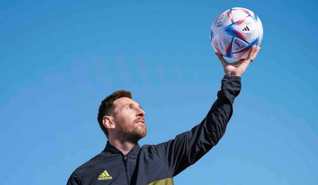 Caption: Indonesia boleh berbangga diri karena bola untuk piala dunia 2022 di produksi di tanah air, meski Indonesia belum berkesempatan untuk berlaga diajang sepakbola bergengsi itu.