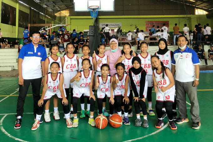 PERSIAPAN: Atlet basket putri KU 12 yang tergabung dii CBB Jember berfoto bersama sebelum jalani laga di Malang.