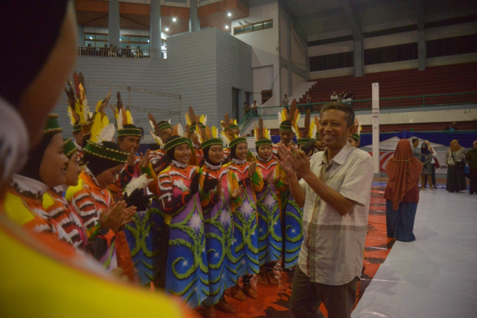BERI MOTIVASI: Kontingen Drumband Jember mendapat suntikan motivasi ketika mengadakan show sebelum Porprov di GOR PKPSO Kaliwates, Minggu (19/6).