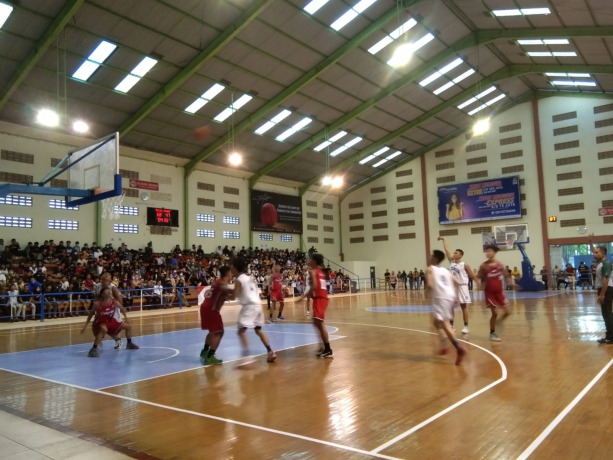 JUNJUNG SPORTIVITAS: Tim Basket Jember melawan Trenggalek dalam laga perdana di GOR Garuda, Kaliwates, kemarin (20/6).