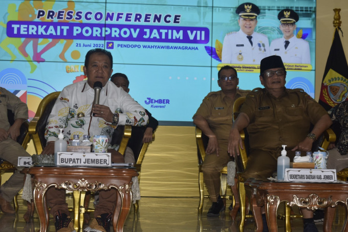 DUKUNG YUK!: Bupati Jember Hendy Siswanto ketika menggelar konferensi pers Porprov 2022 di Pendapa Wahyawibawagraha, kemarin (21/6).