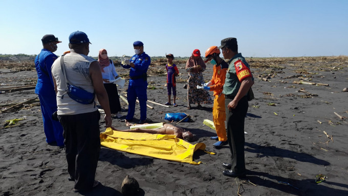 DITEMUKAN: Mayat Karsono, warga Yosowilangun Kidul, Kecamatan Yosowilangun, Lumajang. Setelah dilaporkan hilang tenggelam di sungai, jenazah lelaki 60 tahun itu ditemukan di Pantai Paseban, Kecamatan Kencong, Jember.