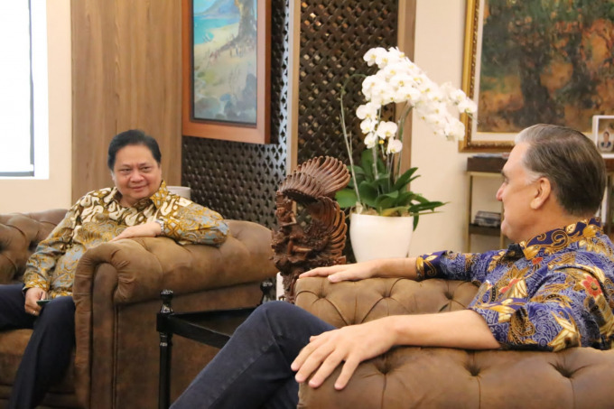 SINERGI: Menko Bidang Perekonomian Airlangga Hartarto bertemu dengan General Manager IBM Asia Pacific Paul Burton di Jakarta, Selasa (21/6).
