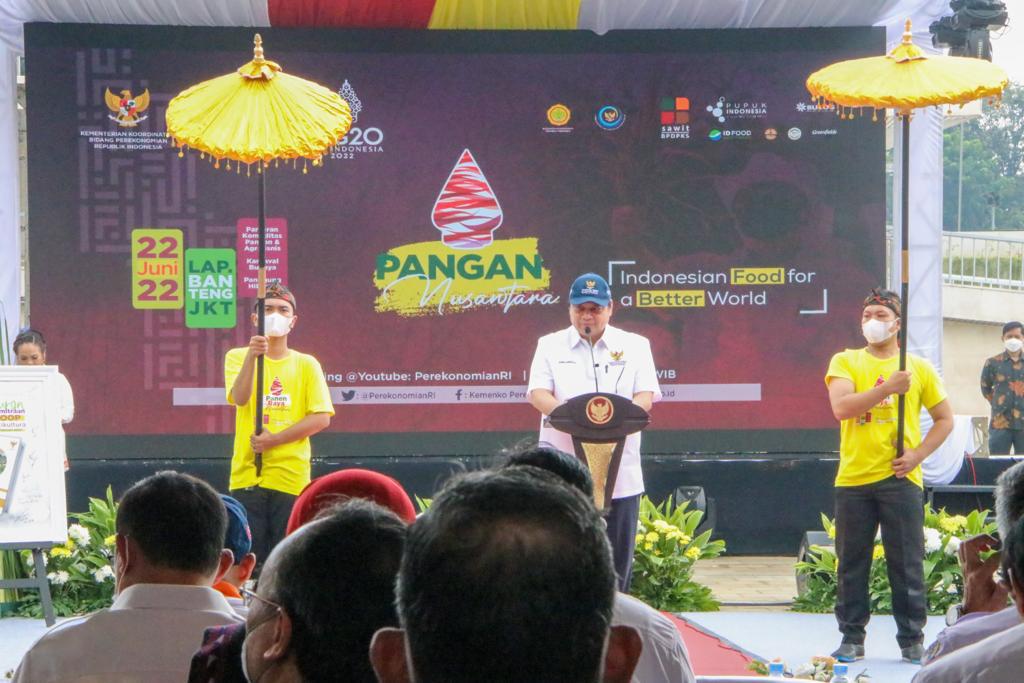 INDONESIA UNTUK DUNIA: Menko Bidang Perekonomian Airlangga Hartarto menyampaikan sambutan pada acara kick off events yang mengusung sub tema “Pangan Nusantara” di Lapangan Banteng, Jakarta, Rabu (22/06).