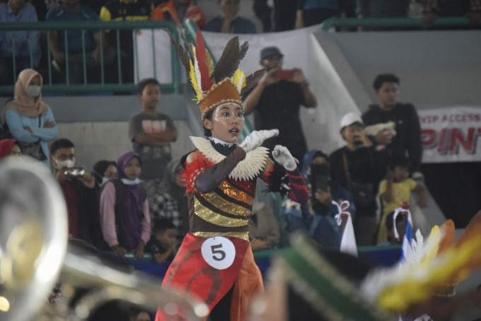 ATRAKTIF: Mayoret memimpin penampilan Tim Drumben Jember ketika unjuk gelar pada ajang Porprov Jatim 2022 di GOR PKPSO Kaliwates, Kamis (23/6).
