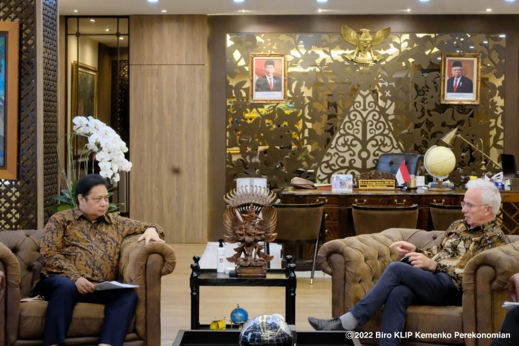 KOLABORATIF: Menko Bidang Perekonomian Airlangga Hartarto bertemu Direktur Eksekutif Global Fund Peter Sands di Kantor Kemenko Perekonomian, Jakarta, Kamis (23/06).