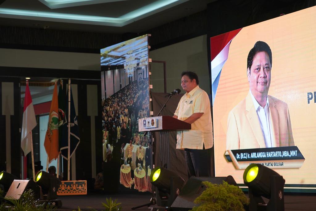 VISIONER: Ketua Umum DPP Partai Golkar Airlangga Hartarto saat menyampaikan arahan pada Silatda KIB Kepulauan Riau di Batam, Jumat (24/6) malam.