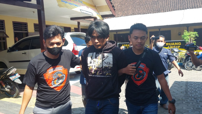 TAK BERKUTIK: Salah seorang tersangka curanmor yang ditangkap Polsek Mayang.