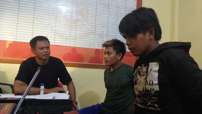 JALANI PEMERIKSAAN: Polisi menginterogasi dua pencuri motor di tujuh kecamatan di Jember. Selain dua tersangka ini, polisi juga telah membekuk dua penadahnya.