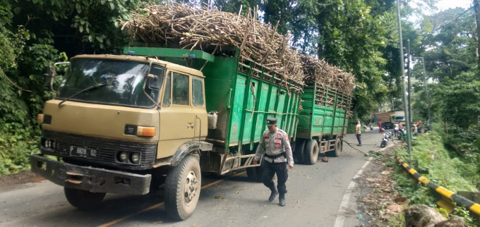 HAMBAT PERJALANAN: Truk gandeng pengangkut tebu yang mogok di jalur Gumitir, Desa Sidomulyo, Kecamatan Silo, Jember, Senin (27/6) siang.