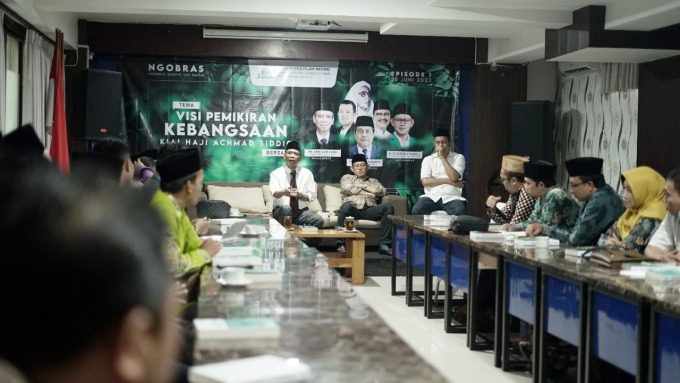 GAYENG: Suasana kegiatan ngobrol santai di UIN KHAS Jember. Ketua PBNU 2022-2027 KH Amin Said Husni dan Ketua PW GP ANSOR Jatim 2019- 2023 HM Syafiq Syauqi hadir sebagai pemantik dalam diskusi tersebut.