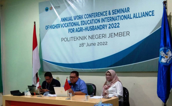 PERTEMUAN TINGKAT DUNIA: Dr Ir Nantil Bambang Eko S, Msi, dari Polije, saat menjadi keynote speaker Annual Work Conference and Seminar of Higher Vocational Education International Alliance for Agri – Husbandry 2022, Selasa (28/06). Kegiatan itu berlangsun