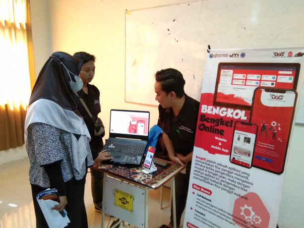 INOVATIF: Mahasiswa memamerkan produk aplikasi bikinan mereka dalam Teknik Informatika Expo di gedung jurusan teknologi informasi Polije, Selasa (28/06).