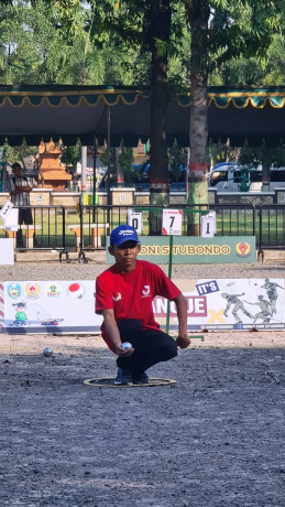 DAPAT MEDALI: M Riski Romadhon (paling kanan), atlet petanque Jember, mendapat medali perunggu di nomor single putra di Situbondo, kemarin (28/6).