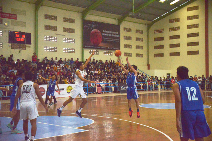 ADU TANGKAS: Tim Basket Jember (jersey biru) menembakkan bola ke keranjang saat melawan tim Lumajang di GOR Garuda, Kaliwates, Kamis (23/6).