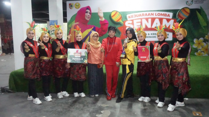 PRESTASI: Tim RSD Kalisat Jember saat menerima apresiasi yang diberikan langsung oleh Ketua Perwosi Jember dra Hj Kasih Fajarini.