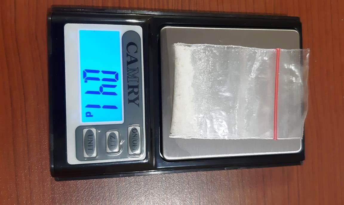 BARANG BUKTI: Sabu seberat 0,41 gram ini disita dari tangan Samsul Arifin, pria penjual sabu yang tertangkap anggota Polsek Kaliwates.