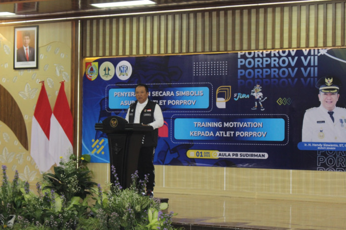 BERI MOTIVASI: Bupati Jember Hendy Siswanto ketika memberi semangat kepada para atlet di Aula PB Sudirman, Rabu (1/6) malam.