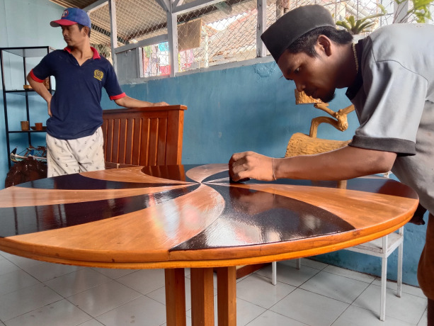 BUAT MEJA : Warga binaan pemasyarakatan (WBP) Lapas Kelas II A Jember saat membuat produk furniture. Mereka pun diberi pelatihan mebeler.