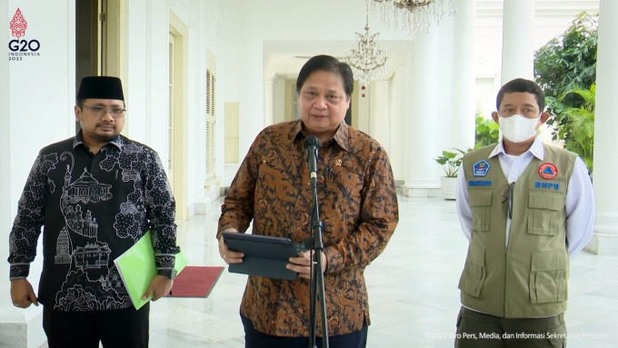 ATASI PMK: Menko Bidang Perekonomian Airlangga Hartarto bersama Menteri Agama Yaqut Cholil Qoumas dan Kepala BNPB Letjen TNI Suharyanto, memberi keterangan pers seusai rapat internal yang dipimpin Presiden Joko Widodo di Istana Bogor, Kamis (23/06).