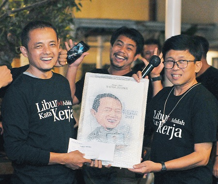 TIADA YANG MENYANGKA: Direktur Jawa Pos Radar Jember Abdul Choliq Baya memberikan cenderamata karyawan terbaik kepada General Manager (GM) Jawa Pos Radar Jember MS Rasyid di Jogjakarta, kemarin.