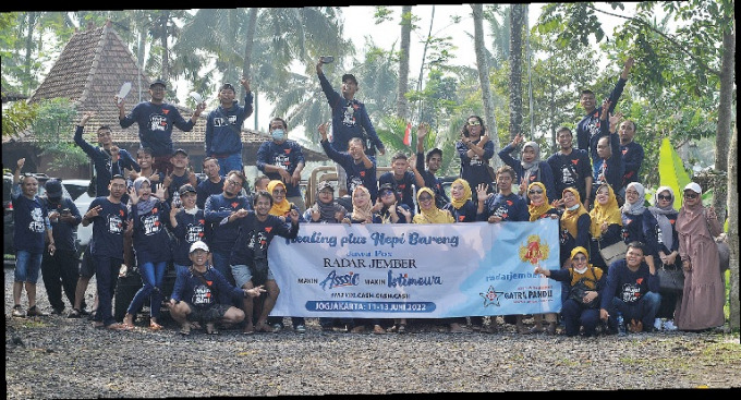 KOMPAK: Direktur Jawa Pos Radar Jember Abdul Choliq Baya dan General Manager (GM) Jawa Pos Radar Jember MS Rasyid foto bersama karyawan di Jogjakarta, kemarin.