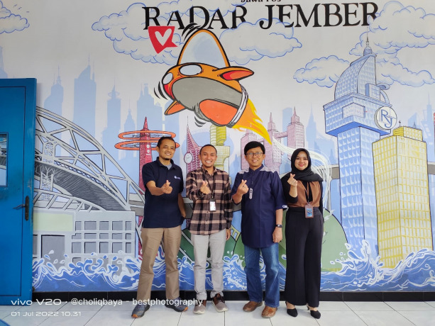 SILATURAHMI: (Dari Kiri) General Manager Jawa Pos Radar Jember MS Rasyid, Pimpinan Bank Jatim Cabang Jember Wawan Budi Rachmanto, Direktur Jawa Pos Radar Jember Abdul Choliq Baya, dan Manager Iklan Eka Rusdiana.
