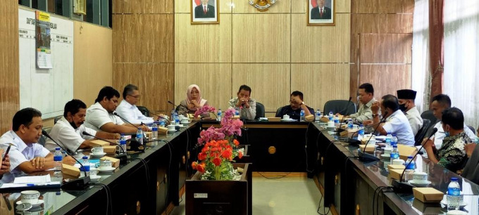 DALAM PEMBAHASAN: Rapat dengar pendapat (RDP) terkait aset desa menghadirkan sejumlah pihak terkait di ruang Komisi A DPRD Jember, kemarin.