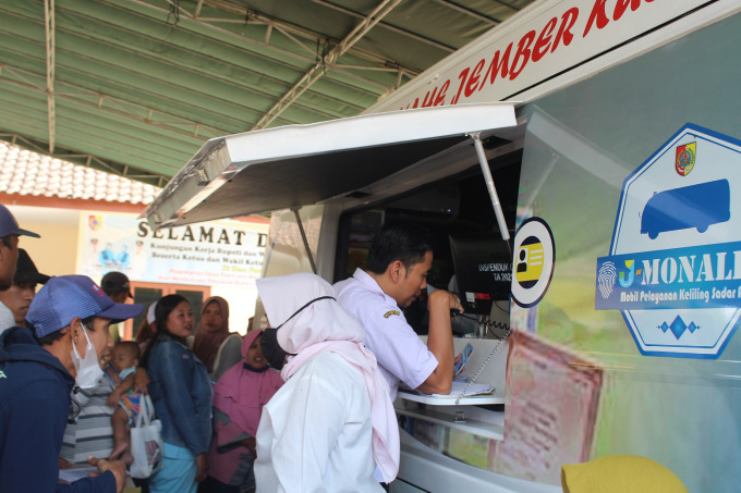 MENGATRE: Masyarakat mengurus adminduk di mobil keliling, di Desa Panti.