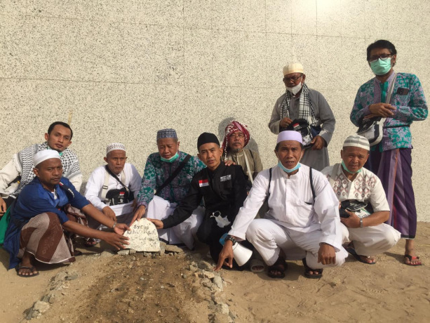 ZIARAH: Jamaah asal Jember berada di makam kiai Maimun Zubair di Ma