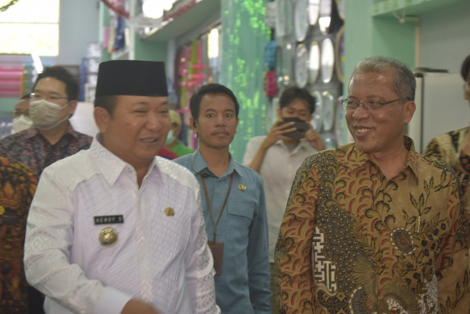PUSAT PERBELANJAAN BARU: Bupati Jember Hendy Siswanto bersama Owner Rindang Khatulistiwa menyusuri peralatan rumah tangga dan indekos yang tersedia di lantai satu sampai lantai tiga, kemarin (22/7).