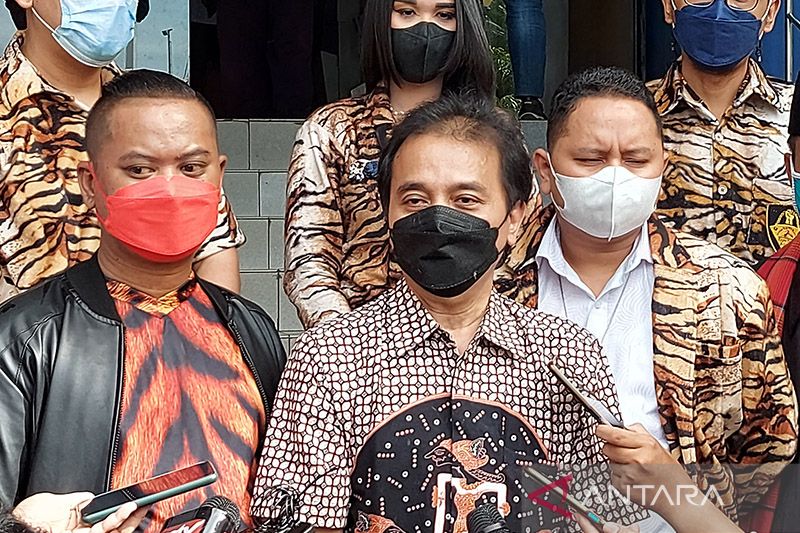 Caption Foto :  Arsip Foto - Mantan Menteri Pemuda dan Olahraga Roy Suryo di Polda Metro Jaya, Jakarta, Kamis (24/2/2022).