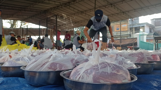 BUNGKUS: Wadah daging kurban masih menggunakan plastik. Meski pemkab sudah mengimbau pengurangan plastik, sejumlah panitia kurban masih tetap menggunakannya.