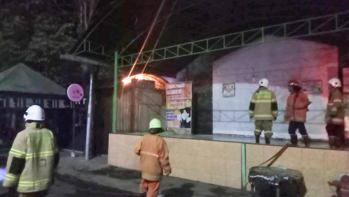 ANTISIPASI: Petugas pemadam kebakaran ketika melakukan pemadaman pada kafe di dekat SMADA yang terbakar.