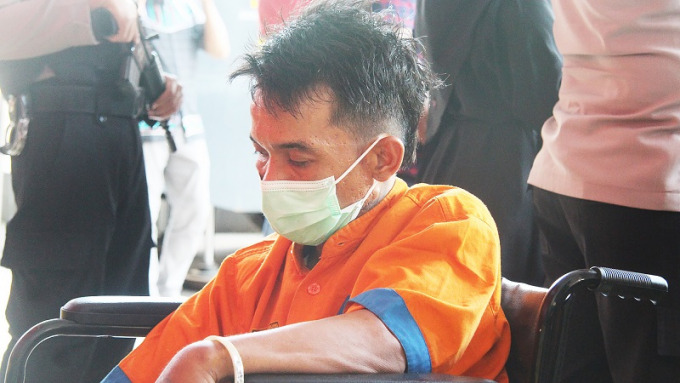 LEMAS: Firman Bin Durahman, warga Desa Besuk, Kecamatan Tempeh, menunduk lemas menggunakan kursi roda. Residivis itu merupakan tersangka curanmor di Jalan Juanda, beberapa waktu lalu.