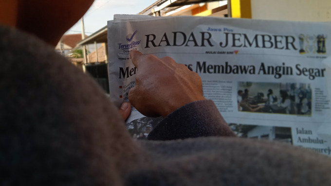 PILIHAN: Masyarakat Bondowoso saat melihat status hukum media yang sudah terverifikasi oleh Dewan Pers.
