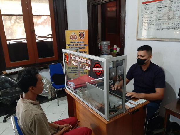 MEMALUKAN: Pria asal Jember saat diinterogasi penyidik Polres Bondowoso lantaran mencuri HP milik mahasiswa asal Tamanan.