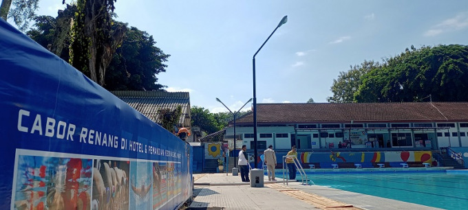 DIPERHATIKAN: DPRD kala melakukan inspeksi ke Kolam Renang Kebonagung yang menjadi venue cabor renang, sebelum digunakan untuk Porprov.